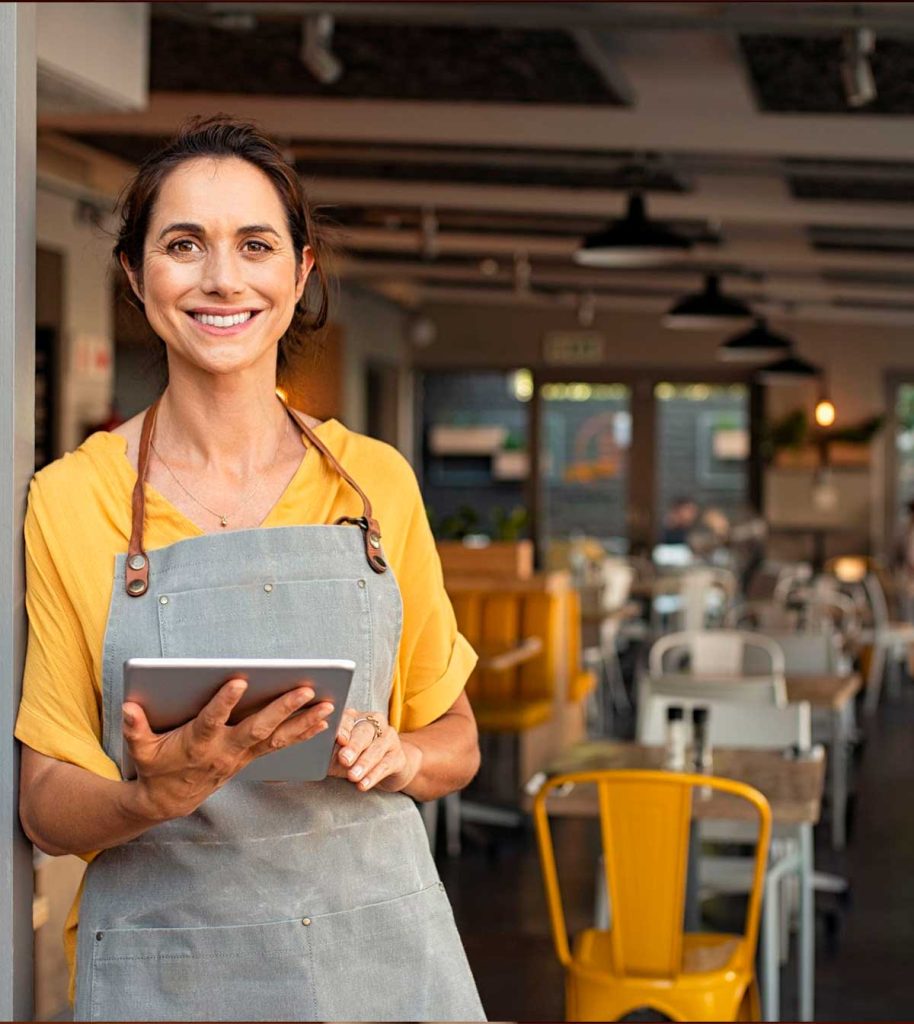 Mujer con una tablet gestionando un comercio y beneficiándose de las visitas virtuales